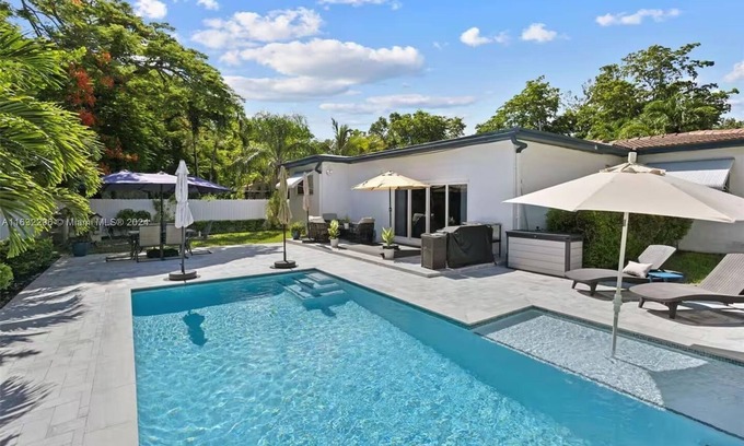 North Miami House | Tropical Oasis w pool, AC 10 mins from beach and Brickell