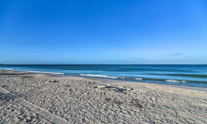 Pass-a-Grille Historic District Apartment | Tropical Pass-a-grille Gem w/Direct Beach Access!