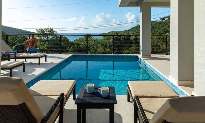 Fish Bay House | Tropical Seabreeze- Pool and back up power/solar