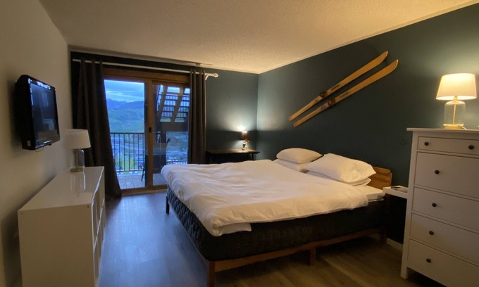 Crested Butte Apartment | True ski-in/out! Renovated, pet-friendly master suite