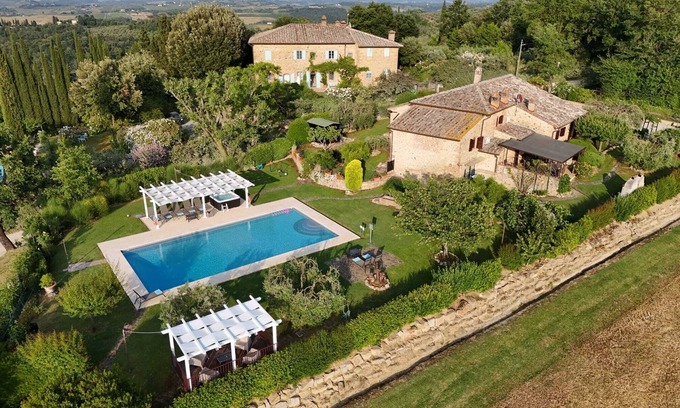 San Gimignano Villa | Truly Tuscan villa with Pool and Jacuzzi, ideal for groups, 6km to San Gimignano