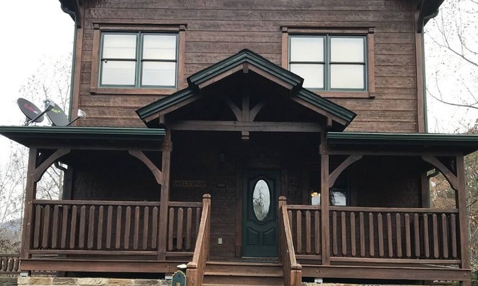Gatlinburg - Pigeon Forge Cabin | Tucker's Treehouse is a beautiful cabin between Gatlinburg & Pigeon Forge