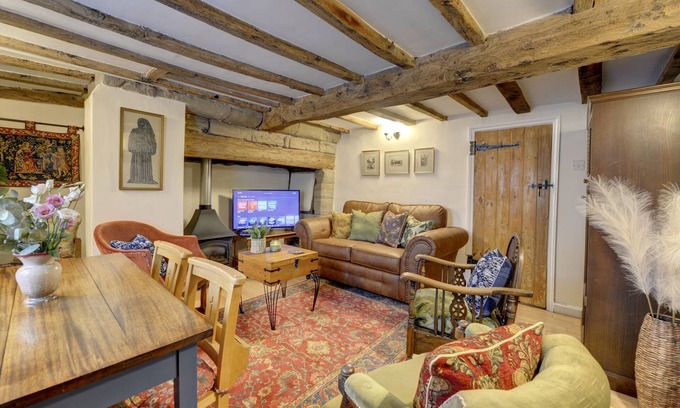 Warwick Cottage | Tudor Cottage - Historic Charm in Central Location