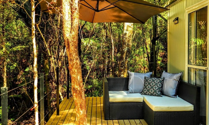Wainui Cabin | Tui Bush Chalet, bush & golf on the doorstep