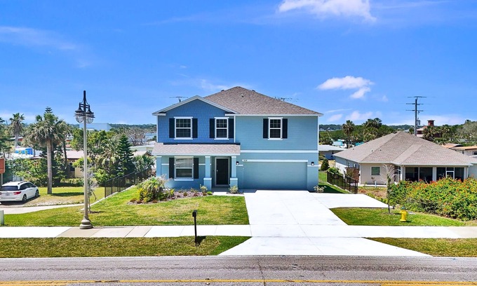 Ocean View Halifax Estates House | Turtle Paradisena | Spacious Home Just One Block From the Beach!