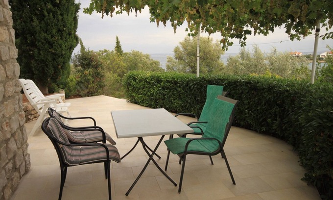 Lukoran Apartment | Two bedroom apartment near beach Lukoran, Ugljan (A-8494-a)