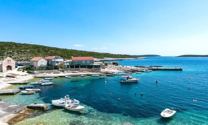 Stiniva Apartment | Two bedroom apartment near beach Rukavac, Vis (A-15369-a)