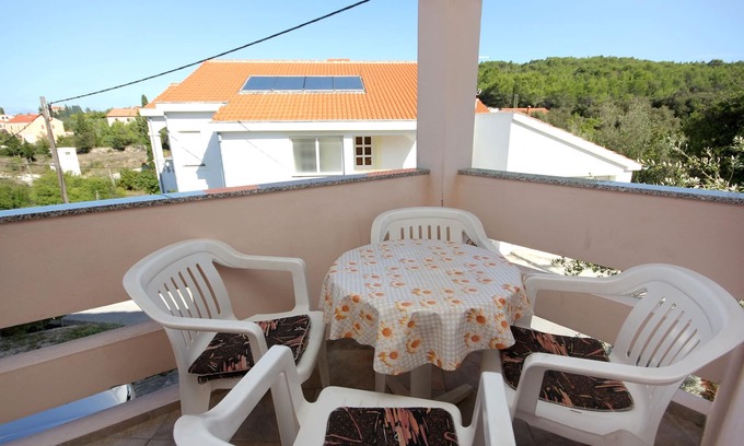 Lukoran Apartment | Two bedroom apartment with terrace and sea view Lukoran, Ugljan (A-836-a)