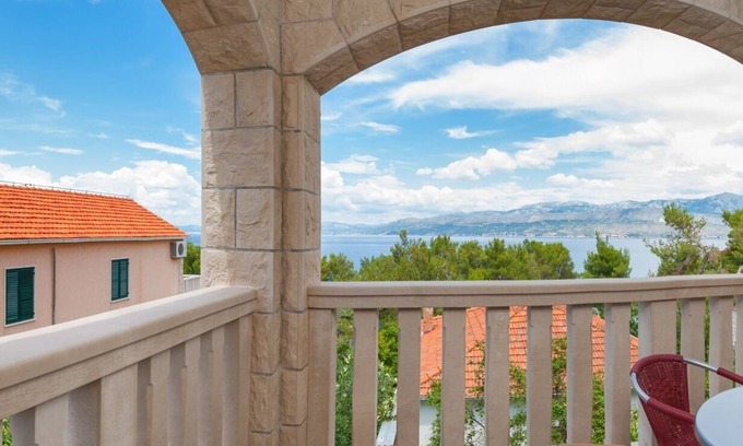 Postira Apartment | Two bedroom apartment with balcony and sea view Postira, Brač (A-15242-a)