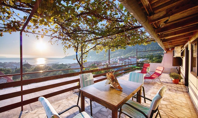 Komiza Apartment | Two bedroom apartment with terrace and sea view Komiža, Vis (A-8844-a)