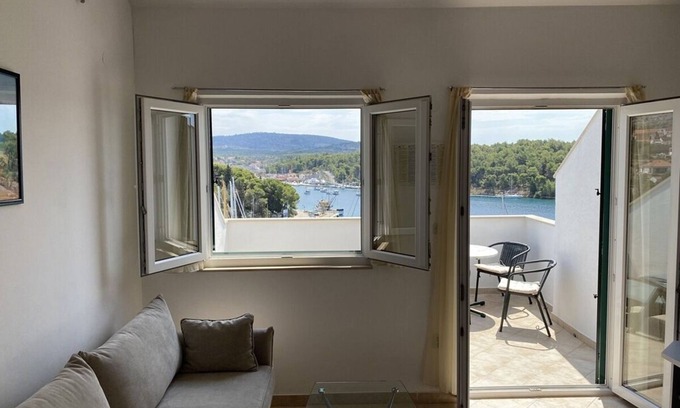 Cove Makarac (Milna) Apartment | Two bedroom apartment with terrace and sea view Milna, Brač (A-18743-a)