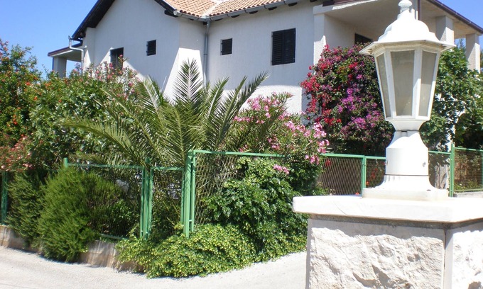 Cove Makarac (Milna) Apartment | Two bedroom apartment with terrace Milna, Brač (A-14961-b)