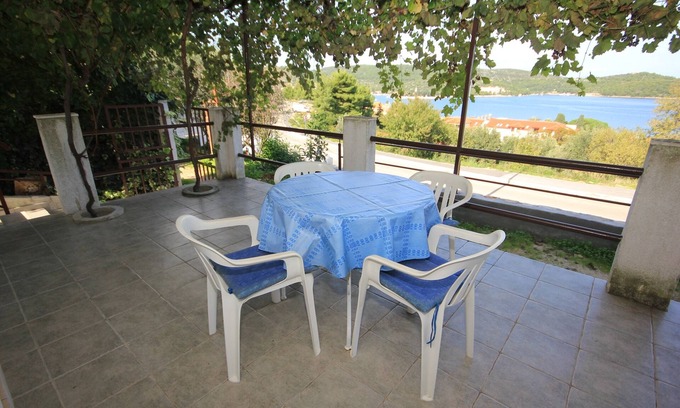 Vis Apartment | Two bedroom apartment with terrace and sea view Vis (A-8448-c)