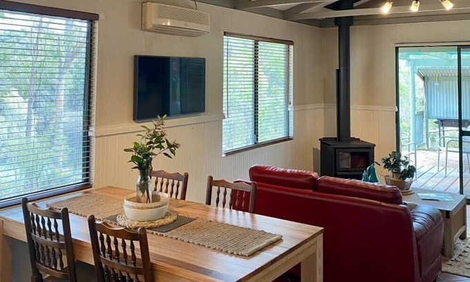 Peerabeelup House | Two-Bedroom Chalet with Private Patio - Kingfisher Pemberton