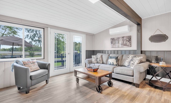 Centre Hastings Cottage | Two Lakefront Cottages with Firepits & Large Docknn