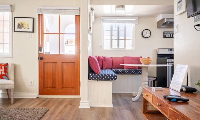 Gas Lamp Section House | Two minutes to beach with parking