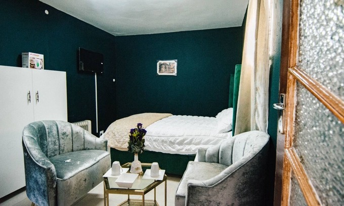 Greater Johannesburg Metropolitan Area Apartment | Two minutes to the Orlando stadium, Family sized Bed easy access to theme parks.