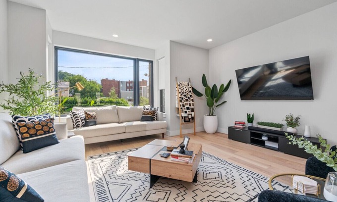 Central Northside Apartment | Two Private Rooms on Arch Street