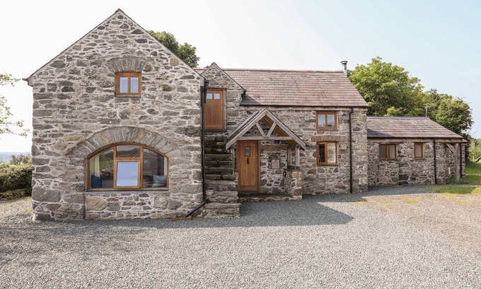 Llanddaniel Fab Cottage | TY CERRIG, pet friendly, with open fire in Llanfairpwllgwyngyll