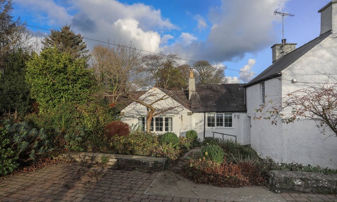 Dulas House | TY'N LON, pet friendly, character holiday cottage in Moelfre