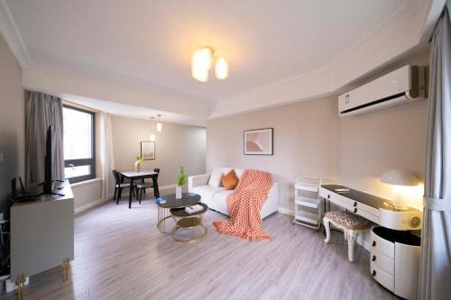 Gubei Apartment | Tyms Modern 1BR APT Gubei International Garden