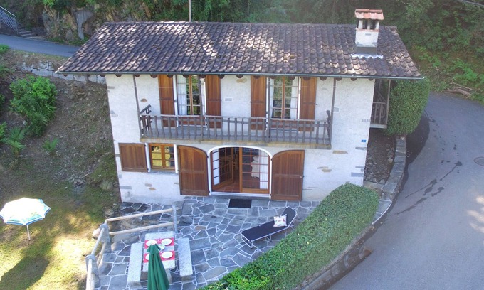 Magadino House | Typical Ticino house in an elevated position in Gambarogno