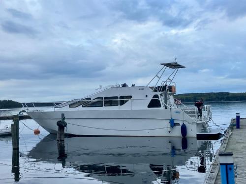 Vaaksy Boat Rental | Tyylikäs jahti Vääksyn kanavan lähellä