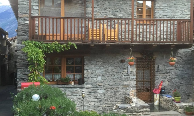 La Salle Apartment | Tzambra de Jean, warm and welcoming apartment