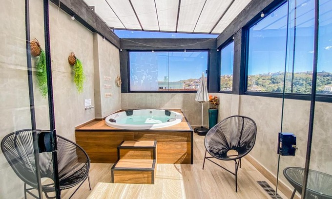 Regiao Urbana Homogenea X House | Uai House com jacuzzi, teto rooftop retrátil e colchão massageador