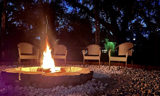 Gainesville Cottage | UF Cottage Retreat w/Firepit - Walk to Campus