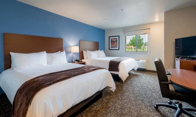 Bozeman Hotel | Ultimate Comfort in Room with Stunning Mountain Setting | Free Parking | Kitchen