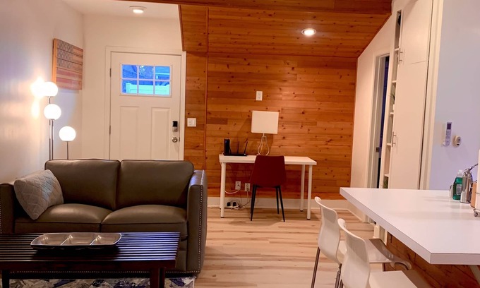 Sherman Oaks House | Ultra Contemporary Guest Suite located in the heart of Sherman Oaks