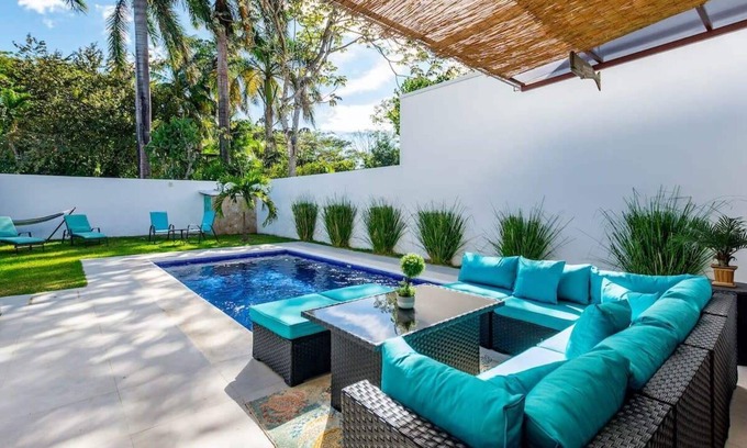 Potrero House | Ultramodern Townhome with an Inviting Coastal Design and Lush Outdoor Oasis with