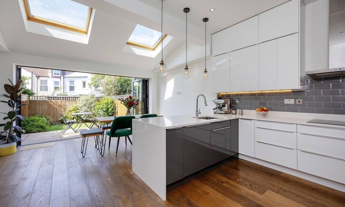 Tooting House | Under Southwest Skies, by Veeve