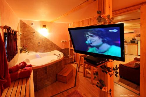 Adi Cabin | Under the Walnut Tree Shade Lodge