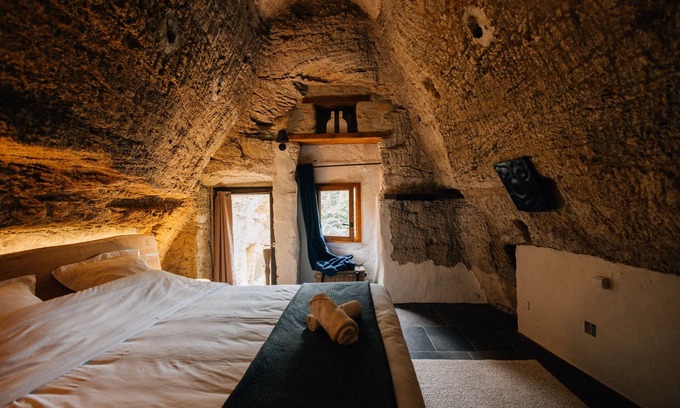Doue-la-Fontaine House | Unforgettable Night in a Troglodyte Cave Room