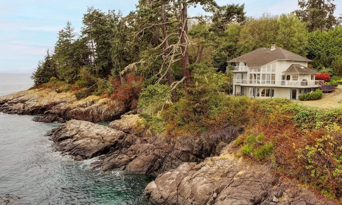 Otter Point House | Unforgettable Oceanfront House on Vancouver Island