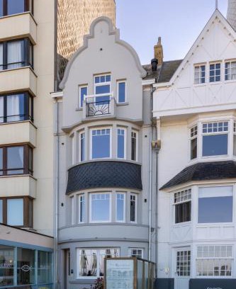 De Panne Villa | Unieke villa Catherine met frontaal zeezicht, parking sauna en strandcabine