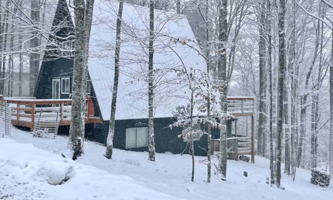 Charter Hills Cabin | Unique A-Frame, 3 mins to slopes - "The Nest"