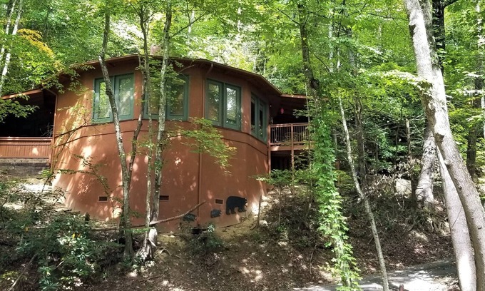 Chalet Village Cabin | Unique Updated 1-LEVEL Mountain Chalet-2 Miles to Gatlinburg-Hot Tub-Resort Pool