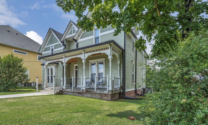 Clarksville Condo | Unit #1 117 Marion St