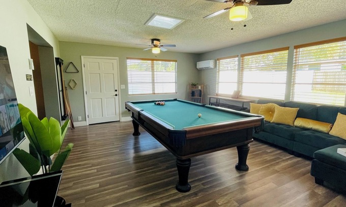 Harbor Oaks Bay Shore House | Unleash the Fun: Kayaks, Pool Table, Fishing Poles, and Ping Pong Table, Smoker