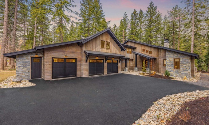 Roslyn House | Unlock Hidden Gem Luxury | Spa/GmRm/EV + Wlk to Nelson Farm