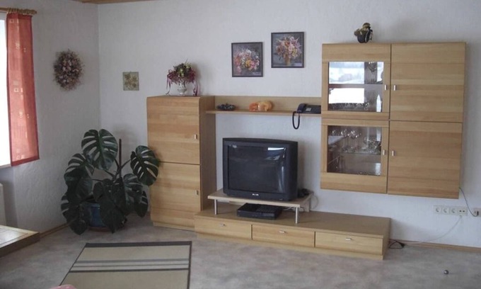 Waffenbrunn Apartment | Unterkunft am Waldrand mit großer Liegewiese