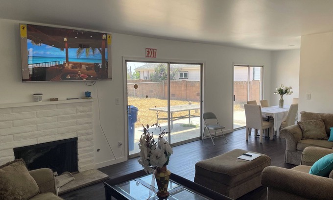 Lake View Terrace House | Unwind and Rest in Your Peaceful Lakeview Terrace Home, Relaxing Midterm Stay!