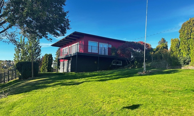 Yakima House | Unwind at Big Red: a quiet property with a stellar view.