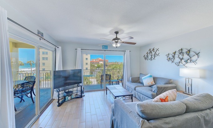 Redington Shores Condo | Unwind in Beachfront Bliss! 3/3 Condo w/heated Spa/Pool 207