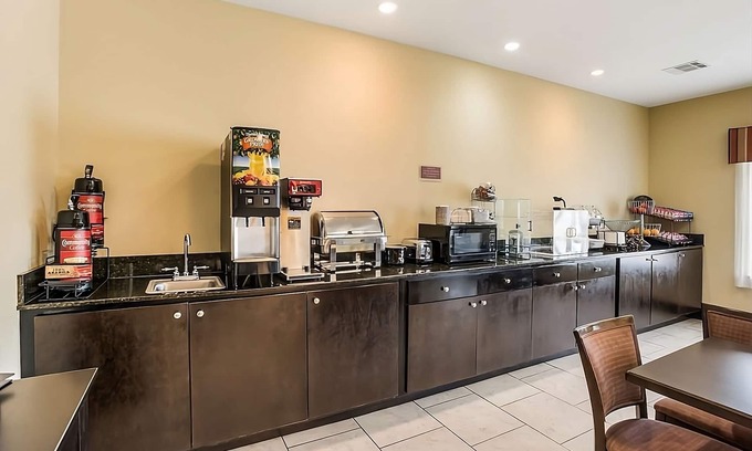 Saint Landry Hotel | Unwind in Knights Inn Bunkie! Free Parking, Outdoor Pool, Free Breakfast!