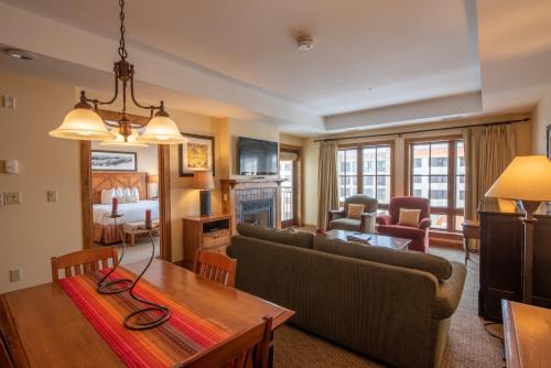 Crested Butte Apartment | Updated 1 Bedroom Condo in Mountaineer Square condo