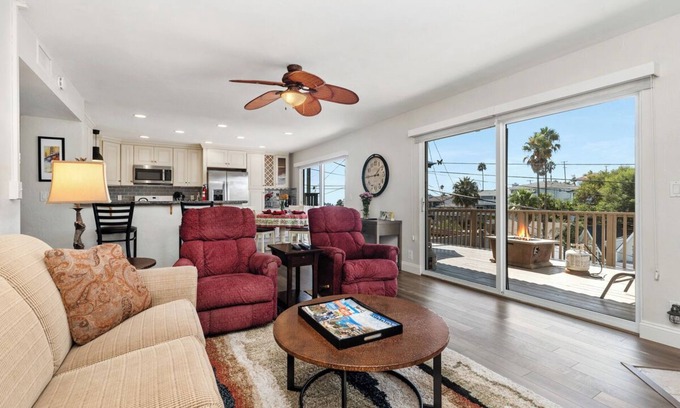Lantern District Condo | Updated 2 bedroom Lantern District condo all on 1 level. Walk to beaches/harbor.
